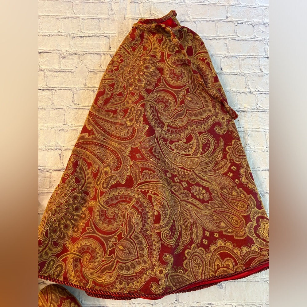 EMBROIDERED TAPESTRY BURGUNDY/GOLD CHRISTMAS TREE SKIRT AND MATCHING STOCKING - Picture 2 of 10